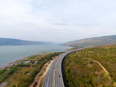 M6 otoyolu Nakhon Ratchasima Eyaleti Bang Pa-in. Lam Ta Khong Nehri ve Dağı. Manzaranın insansız hava aracı görüntüsü kırsal bölge trafiği. Nakhon Ratchasima Tayland. Korat Otoyolu