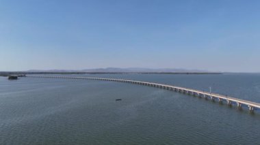 Pa Sak Jolasid Barajı 'ndaki yüzen trenin hava görüntüsü. Lopburi Tayland