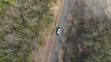 Drone 'un hava görüntüsü kurak mevsimde kırsal alanda terk edilmiş kamyonet yolu manzarası.