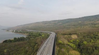 M6 otoyolu Nakhon Ratchasima Eyaleti Bang Pa-in. Lam Ta Khong Nehri ve Dağı. Manzaranın insansız hava aracı görüntüsü kırsal bölge trafiği. Nakhon Ratchasima Tayland. Korat Otoyolu