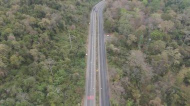 İnsansız hava aracı görüntüsü. Kırsal bölgedeki otobanda çok sayıda aracın trafiğinin manzarası.