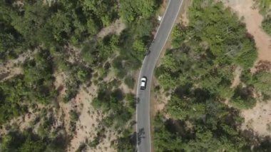 Drone 'un hava görüntüsü kurak mevsimde kırsal alanda terk edilmiş kamyonet yolu manzarası.