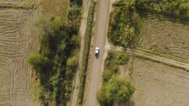 Drone 'un hava görüntüsü kurak mevsimde kırsal alanda terk edilmiş kamyonet yolu manzarası.