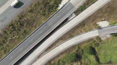 İnsansız hava aracı görüntüsü. Kırsal bölgedeki otobanda çok sayıda aracın trafiğinin manzarası.