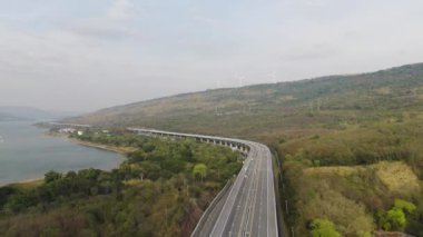 M6 otoyolu Nakhon Ratchasima Eyaleti Bang Pa-in. Lam Ta Khong Nehri ve Dağı. Manzaranın insansız hava aracı görüntüsü kırsal bölge trafiği. Nakhon Ratchasima Tayland. Korat Otoyolu
