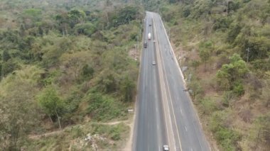 İHA görüntüleri kırsal kesimin manzaralı manzarasını gösteriyor.