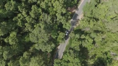 Drone 'un hava görüntüsü kurak mevsimde kırsal alanda terk edilmiş kamyonet yolu manzarası.