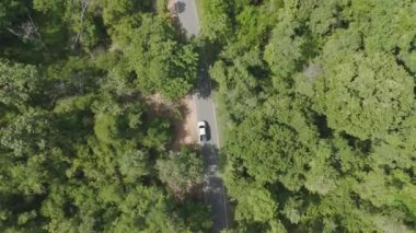Drone 'un hava görüntüsü kurak mevsimde kırsal alanda terk edilmiş kamyonet yolu manzarası.