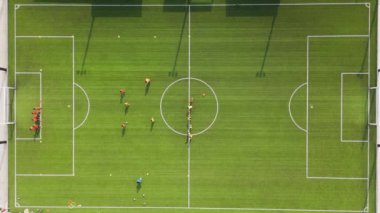 İnsansız hava aracı görüntüleri birçok insanın hava görüntüsü suni çim futbol sahasında spor yapıyor.