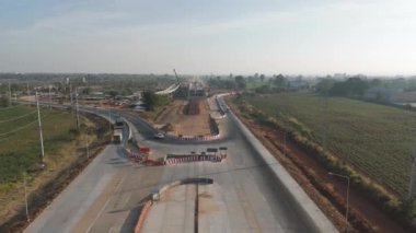 Köprü inşaatının kavşak boyunca yapılan hava görüntüsü