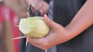 Papaya doğrayan kadının elleri