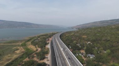 M6 otoyolu Nakhon Ratchasima Eyaleti Bang Pa-in. Lam Ta Khong Nehri ve Dağı. Manzaranın insansız hava aracı görüntüsü kırsal bölge trafiği. Nakhon Ratchasima Tayland. Korat Otoyolu