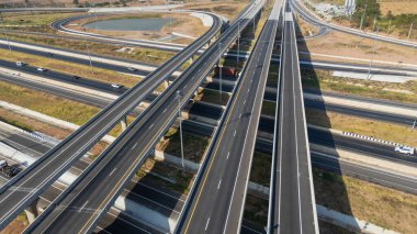 İnsansız hava aracı köprünün karşısındaki kavşağın yüksek açılı görüntüsünü kırsal otoyola doğru çekti.