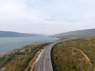 M6 otoyolu Nakhon Ratchasima Eyaleti Bang Pa-in. Lam Ta Khong Nehri ve Dağı. Manzaranın insansız hava aracı görüntüsü kırsal bölge trafiği. Nakhon Ratchasima Tayland. Korat Otoyolu