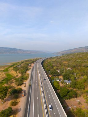 M6 otoyolu Nakhon Ratchasima Eyaleti Bang Pa-in. Lam Ta Khong Nehri ve Dağı. Manzaranın insansız hava aracı görüntüsü kırsal bölge trafiği. Nakhon Ratchasima Tayland. Korat Otoyolu
