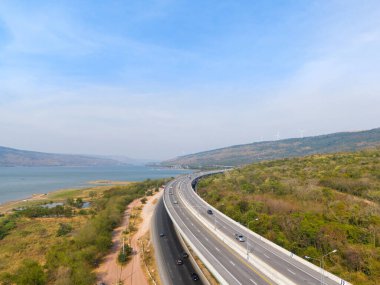 M6 otoyolu Nakhon Ratchasima Eyaleti Bang Pa-in. Lam Ta Khong Nehri ve Dağı. Manzaranın insansız hava aracı görüntüsü kırsal bölge trafiği. Nakhon Ratchasima Tayland. Korat Otoyolu