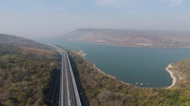 M6 otoyolu Nakhon Ratchasima Eyaleti Bang Pa-in. Lam Ta Khong Nehri ve Dağı. Manzaranın insansız hava aracı görüntüsü kırsal bölge trafiği. Nakhon Ratchasima Tayland. Korat Otoyolu