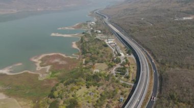 M6 otoyolu Nakhon Ratchasima Eyaleti Bang Pa-in. Lam Ta Khong Nehri ve Dağı. Manzaranın insansız hava aracı görüntüsü kırsal bölge trafiği. Nakhon Ratchasima Tayland. Korat Otoyolu