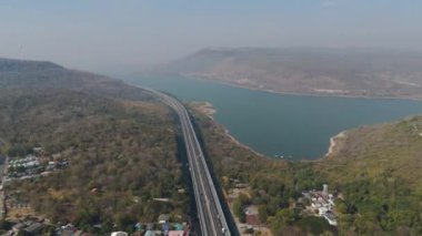 M6 otoyolu Nakhon Ratchasima Eyaleti Bang Pa-in. Lam Ta Khong Nehri ve Dağı. Manzaranın insansız hava aracı görüntüsü kırsal bölge trafiği. Nakhon Ratchasima Tayland. Korat Otoyolu
