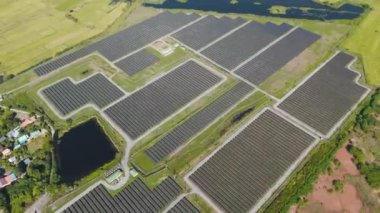 Çatıda güneş pili paneli var. Alternatif temiz enerji üretimi