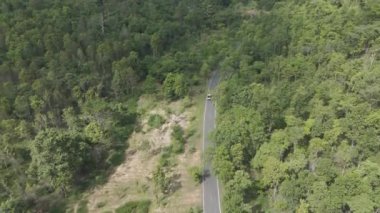 Drone 'un hava görüntüsü kamyonet sürüşünün manzarası kırsal kesimdeki ıssız bir yolda kurak mevsim.