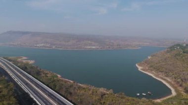 M6 otoyolu Nakhon Ratchasima Eyaleti Bang Pa-in. Lam Ta Khong Nehri ve Dağı. Manzaranın insansız hava aracı görüntüsü kırsal bölge trafiği. Nakhon Ratchasima Tayland. Korat Otoyolu