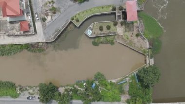 Drone, kırsal bölgedeki kanaldaki su arıtma kapısının görüntülerini alıyor.