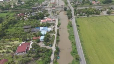 Drone, kırsal bölgedeki kanaldaki su arıtma kapısının görüntülerini alıyor.