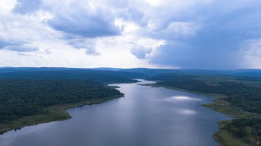 İHA atışı. Tropikal Asya bölgesindeki yemyeşil bir ormanın ortasında geniş bir nehir deltasının havadan manzarası.