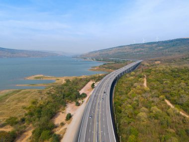 M6 otoyolu Nakhon Ratchasima Eyaleti Bang Pa-in. Lam Ta Khong Nehri ve Dağı. Manzaranın insansız hava aracı görüntüsü kırsal bölge trafiği. Nakhon Ratchasima Tayland. Korat Otoyolu