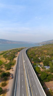 M6 otoyolu Nakhon Ratchasima Eyaleti Bang Pa-in. Lam Ta Khong Nehri ve Dağı. Manzaranın insansız hava aracı görüntüsü kırsal bölge trafiği. Nakhon Ratchasima Tayland. Korat Otoyolu