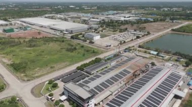 Drone kırsal bölgedeki sanayi bölgesini görüntülüyor.