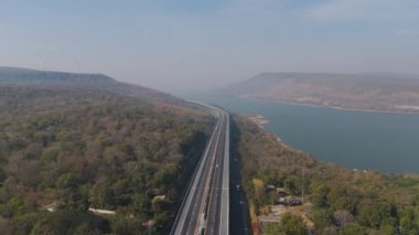 M6 otoyolu Nakhon Ratchasima Eyaleti Bang Pa-in. Lam Ta Khong Nehri ve Dağı. Manzaranın insansız hava aracı görüntüsü kırsal bölge trafiği. Nakhon Ratchasima Tayland. Korat Otoyolu