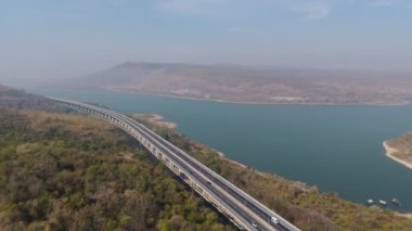 M6 otoyolu Nakhon Ratchasima Eyaleti Bang Pa-in. Lam Ta Khong Nehri ve Dağı. Manzaranın insansız hava aracı görüntüsü kırsal bölge trafiği. Nakhon Ratchasima Tayland. Korat Otoyolu