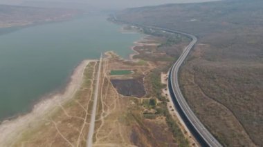 M6 otoyolu Nakhon Ratchasima Eyaleti Bang Pa-in. Lam Ta Khong Nehri ve Dağı. Manzaranın insansız hava aracı görüntüsü kırsal bölge trafiği. Nakhon Ratchasima Tayland. Korat Otoyolu