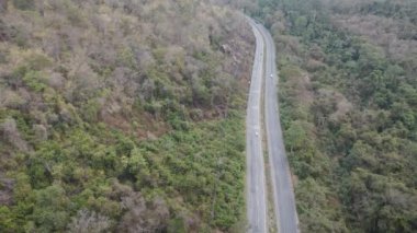 İHA görüntüleri kırsal kesimin manzaralı manzarasını gösteriyor.