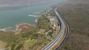 M6 otoyolu Nakhon Ratchasima Eyaleti Bang Pa-in. Lam Ta Khong Nehri ve Dağı. Manzaranın insansız hava aracı görüntüsü kırsal bölge trafiği. Nakhon Ratchasima Tayland. Korat Otoyolu