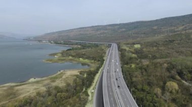 M6 otoyolu Nakhon Ratchasima Eyaleti Bang Pa-in. Lam Ta Khong Nehri ve Dağı. Manzaranın insansız hava aracı görüntüsü kırsal bölge trafiği. Nakhon Ratchasima Tayland. Korat Otoyolu