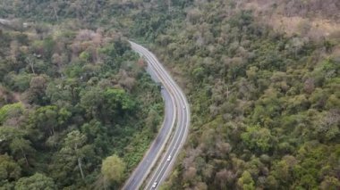 İHA görüntüleri kırsal kesimin manzaralı manzarasını gösteriyor.