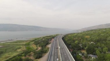 M6 otoyolu Nakhon Ratchasima Eyaleti Bang Pa-in. Lam Ta Khong Nehri ve Dağı. Manzaranın insansız hava aracı görüntüsü kırsal bölge trafiği. Nakhon Ratchasima Tayland. Korat Otoyolu