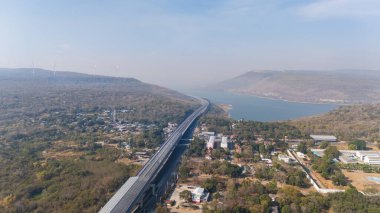 İnsansız hava aracı, M6 otoyolu Nakhon Ratchasima Eyaleti 'ni vurdu. Lam Ta Khong Nehri ve Dağı. Manzaranın insansız hava aracı görüntüsü kırsal bölge trafiği. Nakhon Ratchasima Tayland. Kora Otoyolu