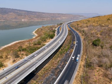 İnsansız hava aracı, M6 otoyolu Nakhon Ratchasima Eyaleti 'ni vurdu. Lam Ta Khong Nehri ve Dağı. Manzaranın insansız hava aracı görüntüsü kırsal bölge trafiği. Nakhon Ratchasima Tayland. Kora Otoyolu