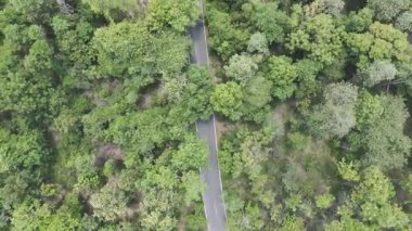 İnsansız hava aracı görüntüleri kırsal kesimde kurak mevsimde terk edilmiş bir yolda kamyonet sürerken görüntüler.
