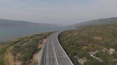 M6 otoyolu Nakhon Ratchasima Eyaleti Bang Pa-in. Lam Ta Khong Nehri ve Dağı. Manzaranın insansız hava aracı görüntüsü kırsal bölge trafiği. Nakhon Ratchasima Tayland. Korat Otoyolu