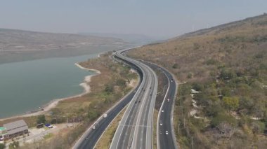 M6 otoyolu Nakhon Ratchasima Eyaleti Bang Pa-in. Lam Ta Khong Nehri ve Dağı. Manzaranın insansız hava aracı görüntüsü kırsal bölge trafiği. Nakhon Ratchasima Tayland. Korat Otoyolu