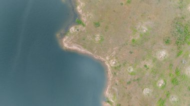 İHA atışı. Tropikal Asya bölgesindeki yemyeşil bir ormanın ortasında geniş bir nehir deltasının havadan manzarası.