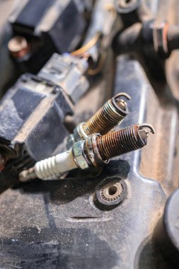 Eski ve süresi geçmiş benzin motorları için bujiler kurum ve kir içinde motorda eksik yanmaya neden olacak. Bujileri değiştirmek motorun ömrünü uzatabilir ve devam ettirebilir