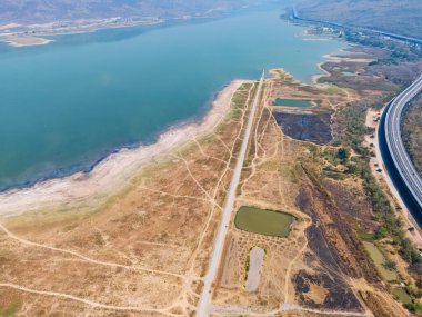 Hava perspektifi, Lam ta khong Nakhon Ratchasima Tayland ile çevrili sakin bir nehri yakalar. Havadan bakıldığında sakin bir nehir, dolambaçlı yollar ve küçük göletler görülür. Manzara gün boyunca doğanın güzelliğini ve sükunetini yansıtır.