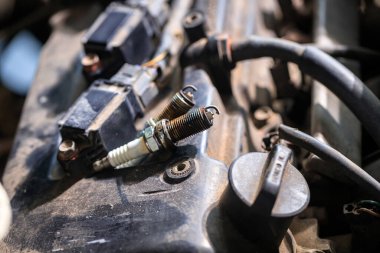 Eski ve süresi geçmiş benzin motorları için bujiler kurum ve kir içinde motorda eksik yanmaya neden olacak. Bujileri değiştirmek motorun ömrünü uzatabilir ve devam ettirebilir