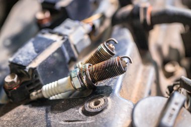 Eski ve süresi geçmiş benzin motorları için bujiler kurum ve kir içinde motorda eksik yanmaya neden olacak. Bujileri değiştirmek motorun ömrünü uzatabilir ve devam ettirebilir